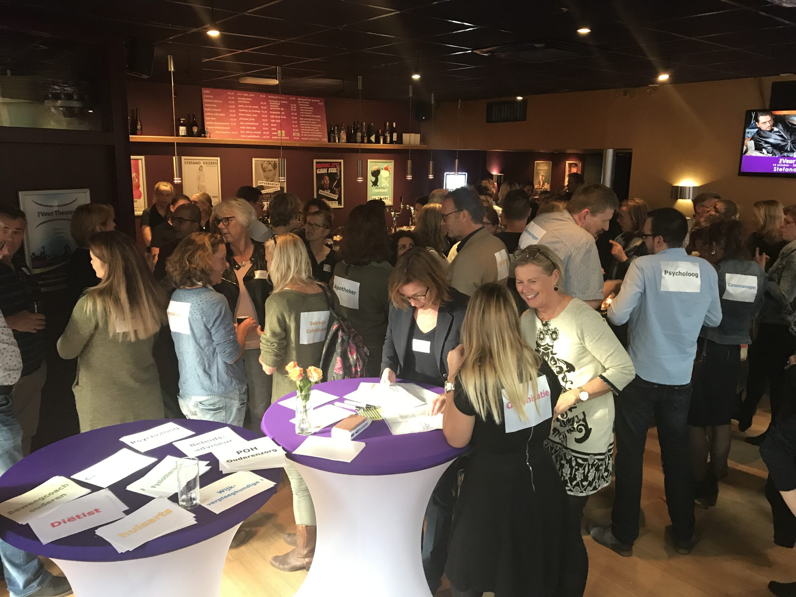 Het Scheveningse Geriatrisch Netwerk kwam op woensdag 24 mei weer bijeen in Muzee Scheveningen voor de jaarlijkse netwerkbijeenkomst. Met een opkomst van 75 deelnemers en een fijn maar fris lentezonnetje, gaf het een energiek begin van een leerzame middag/avond. De aanwezigen kenden elkaar bijna allemaal en al gauw was de sfeer geanimeerd.