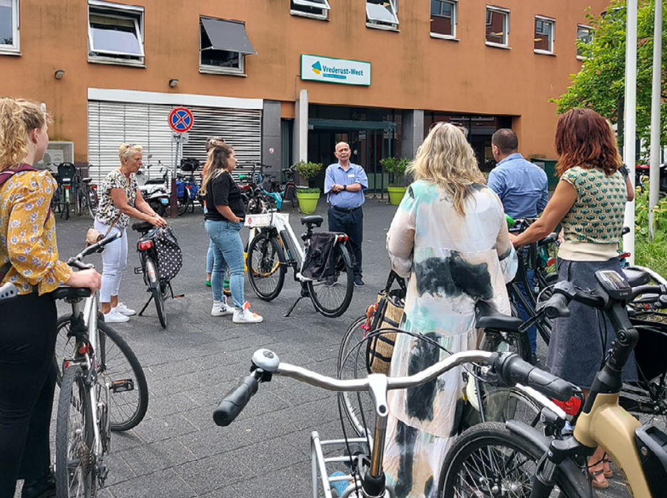 Donderdag 22 juni, 11.00 uur, een warme zomermiddag, de eerste deelnemers aan de wijkfietstour druppelen Ontmoetingscentrum Allekanten in de wijk Bouwlust binnen. Een verzameling van professionals uit de zorg, welzijn, wijk en gemeente die samen op de fiets kruislings door de wijk gaan toeren. Al fietsend leren ze elkaar (beter) kennen, zijn ze gezond en sportief bezig en samen doen ze verschillende locaties in de wijk aan om van dichtbij te zien welk aanbod er voor patiënt en cliënt in de wijk is. En dat is precies waar deze wijkfietstour voor bedoeld is!