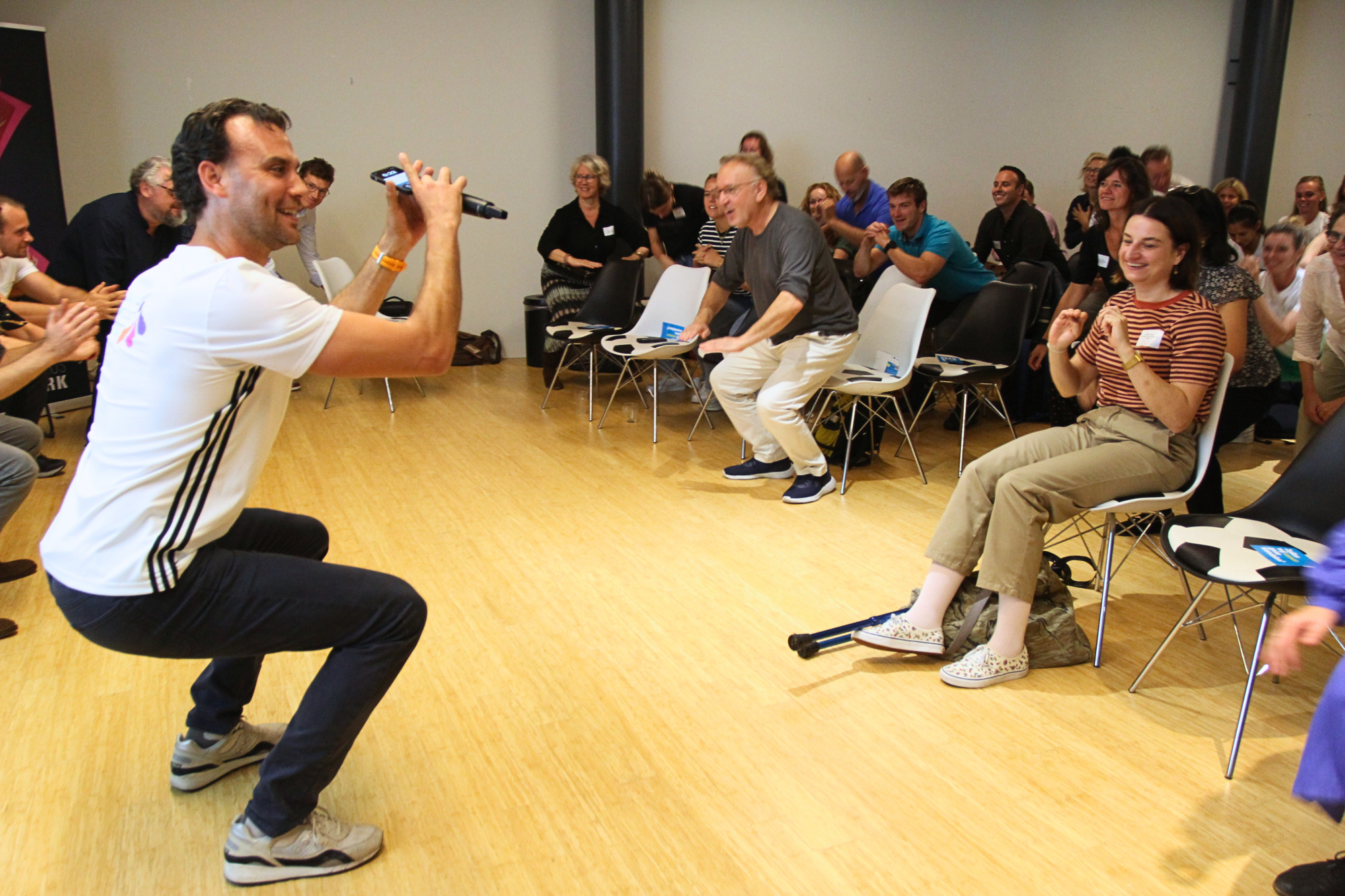 Hoe krijgen we als professionals uit zorg en welzijn mensen in beweging? Die vraag stond centraal tijdens een netwerkbijeenkomst op de sportcampus van het Zuiderpark. Tientallen betrokkenen, van huisarts tot apotheker en van ervaringsdeskundige tot beleidsmaker, gingen in gesprek èn maakten concrete plannen.