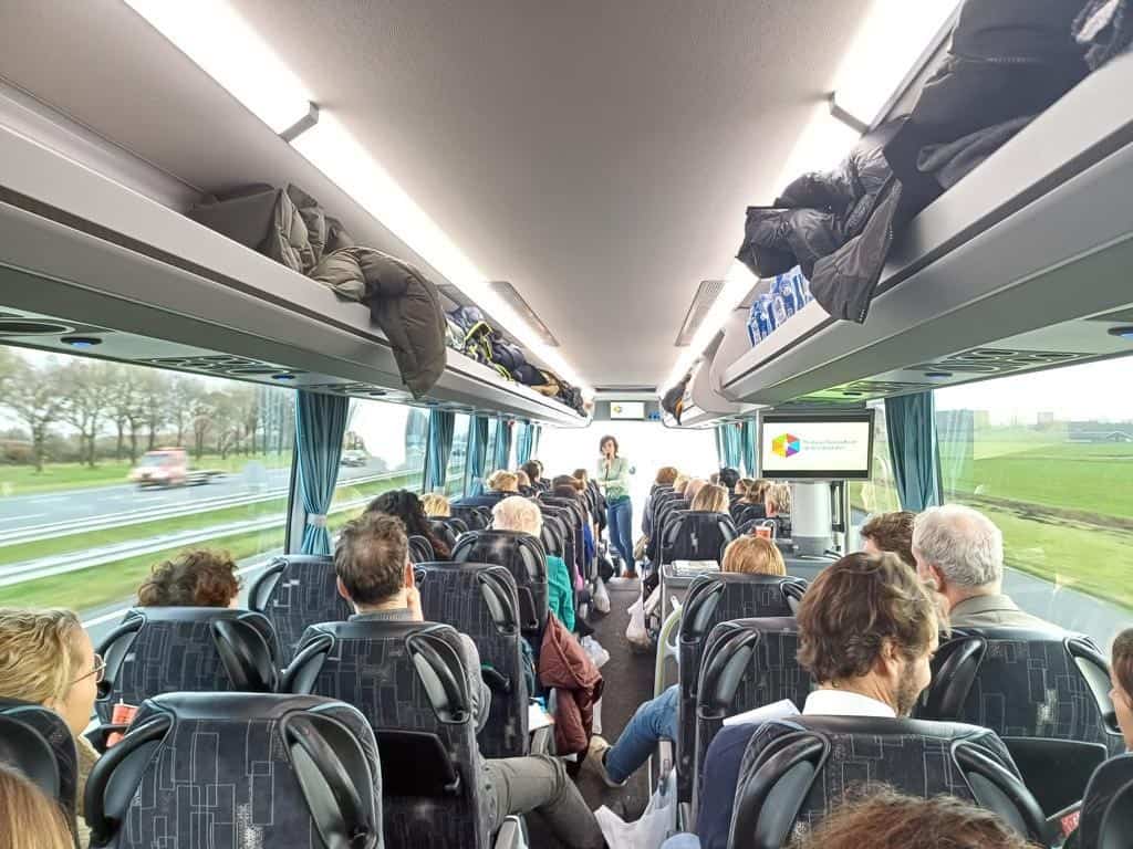 Hoe ziet de toekomstige huisvesting voor eerstelijnszorg- en welzijnsvoorzieningen in Den Haag eruit? Het is een zeer actuele vraag in de stad. Natuurlijk voor wijken die op de schop gaan en waar nieuwe huisvesting nodig is. Maar ook in bestaande wijken is door intensievere samenwerking een ander soort gebouw nodig. Er is veel mogelijk! We lieten ons inspireren door twee mooie voorbeelden.