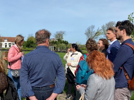 Een kijkje in de moestuin, tijdens een werkbezoek van de gedeputeerde.