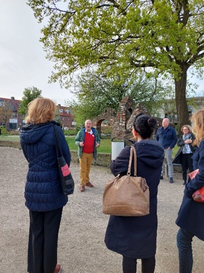 In het Julianapark vertelt Gerard Brom hoe voorkomen is dat een appartementencomplex werd gebouwd, op de plek waar nu het park in volle bloei staat.