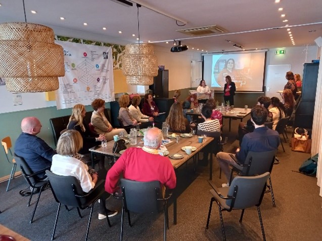 Van Laura van Oss, adviseur Positieve Gezondheid Welzijnskompas, leren we meer over Positieve Gezondheid als gesprek in de praktijk. Ze laat een filmpje zien van een van de inwoners die zij heeft begeleid.