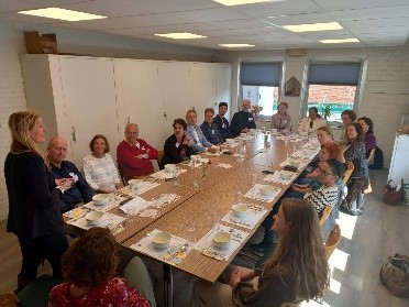 Tijdens de lunch nemen Irene, Varshini en Birthe ons mee in de participatieve tool Positieve Gezondheid op de tekentafel.