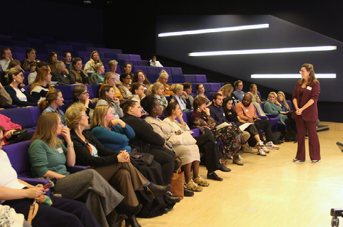 Samenwerken aan geboortezorg in Haagse regio. Reos dacht en organiseerde mee met het recente symposium Geboortezorg in de Haagse regio. Daar deelden interessante sprekers kennis en nieuwe invalshoekenhoeken met verloskundigen, gyneacologen, jeugdartsen en kinderartsen.