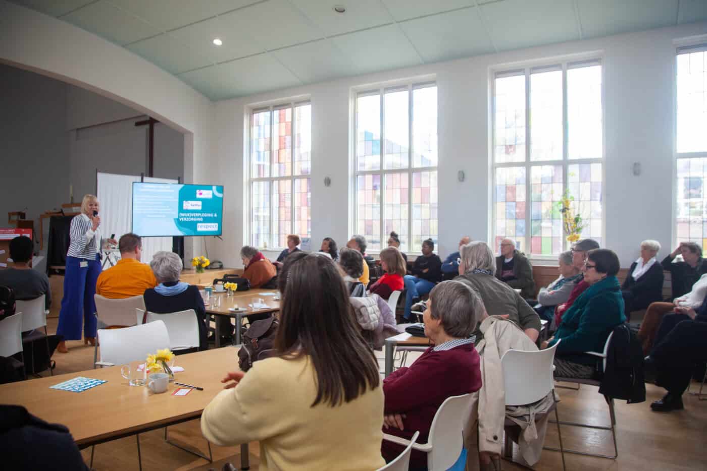 In een veranderend zorglandschap, is eigen verantwoordelijkheid en regie van mensen met betrekking tot hun eigen (positieve) gezondheid steeds belangrijker. Toekomstbestendige zorg vraagt om vitale gemeenschappen. Om het ontstaan hiervan te bevorderen, hebben VVT’s, huisartsen en bewoners onder begeleiding van Reos het actieprogramma Ouder Worden voor Beginners gelanceerd.