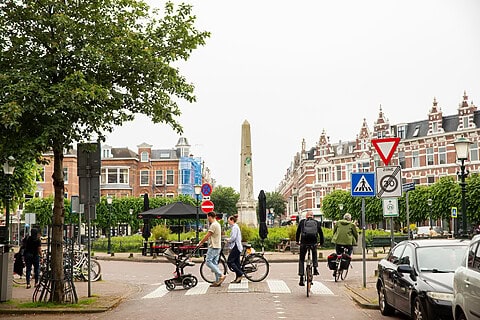 Stadsdeel Segbroek, gelegen in het westen van Den Haag, is een diverse en levendige wijk met een mix van vooroorlogse woonbuurten, groene lanen en multiculturele gemeenschappen. De vijf buurten – Regentessekwartier, Valkenboskwartier, Bomen- en Bloemenbuurt, Vruchtenbuurt en Heesterbuurt – kennen elk hun eigen karakter, maar delen ook gezamenlijke uitdagingen.