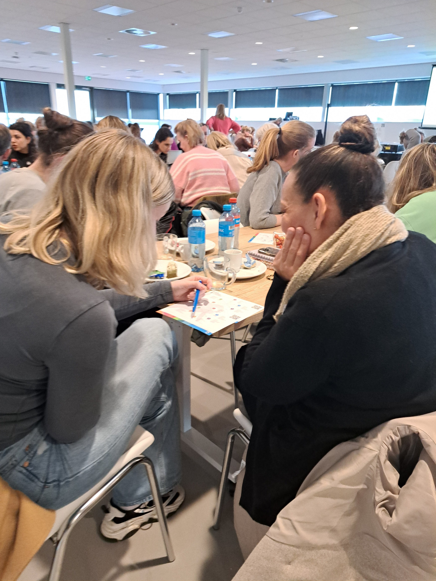 De bijeenkomsten rondom wijkgericht werken zijn inmiddels een begrip in regio Amstelland. Professionals uit negen wijken komen hier 2 keer per jaar samen en gaan in gesprek over relevante thema’s. De laatste sessie, met meer dan 100 bezoekers, ging over Positieve Gezondheid.